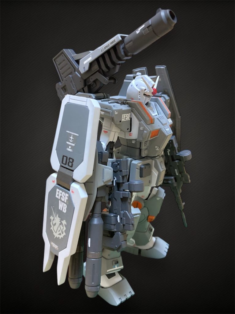 右側面今回はメイン武装として、ストームブリンガーのショルダーキャノンとサンボル版FA-78の二連ビームガンを装備しています。どちらも部品注文でゲットしましたが、ストームブリンガーのものは装備してみて火力アップした感じがして大満足です。