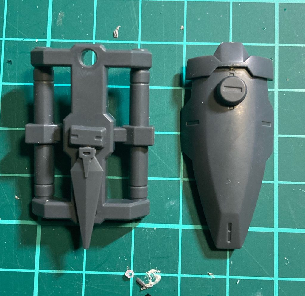 特殊シールドには仕込み武器（ヒートナイフ）と、それを隠して実弾を防ぐ用の小型シールドを追加して、正式名称を［試験複合シールド］に決定しました。