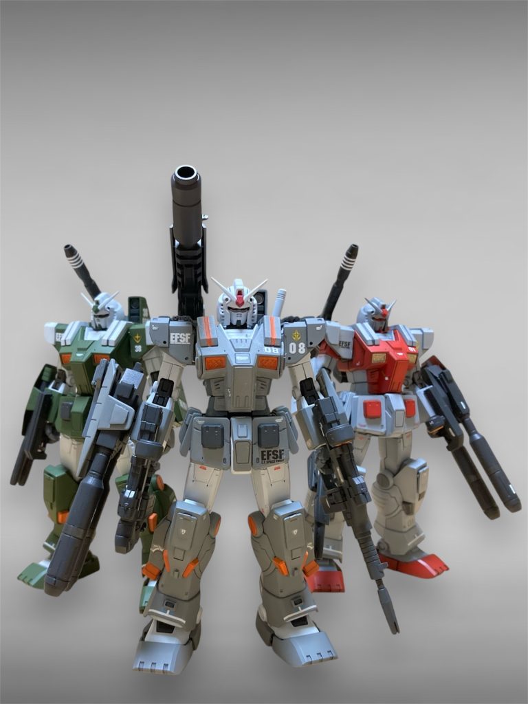 これまで制作したフルアーマーガンダム達と。✳︎一体目は色が気に入らずバラバラにして装甲はMSDジムに移植(以前投稿済)してしまいました。冬になり寒くなったのでベランダ塗装が辛くなりましたので今年の制作はおそらく終了です。春までは塗装する前のところまでの製作を進めていきます。今年もたくさんの閲覧、いいね👍ありがとうございました🙇