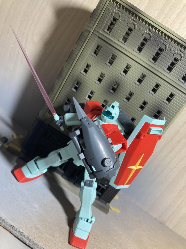 弾切れや、敵の接近を許してしまった場合の戦闘スタイル。取り回しの悪いジャイアントガトリングは捨ててビームサーベルとヒートナイフで接近戦をこなします。