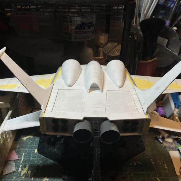 1/100 ドダイYS製作13〜16日目ミサイル発射口に使うバーニアが３個足らず模型店に行っても売って無かったため、ほかの事をしましたスジボリと翼端のディテールアップとバーニアを取り付けました♪バーニア３個さえあれば全部の捨てサフ吹ける状態なのに手に入るまで関係ない箇所の捨てサフしたり、ドダイに乗せるグフとかを進めて行きます♪ （5枚目）