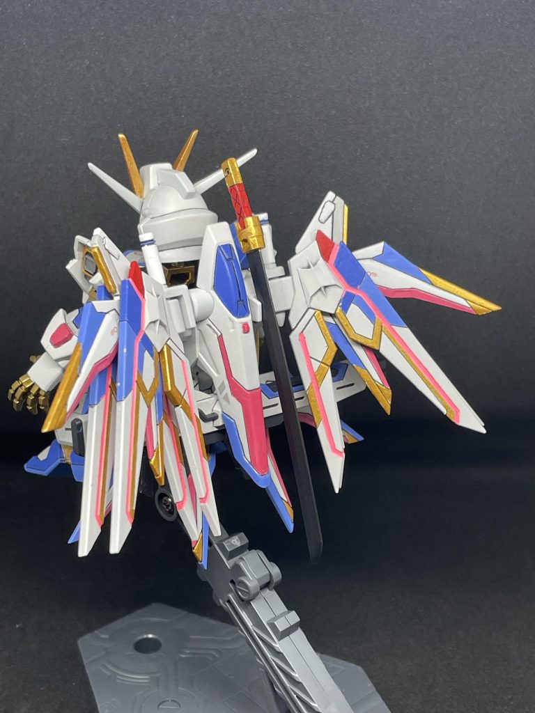 同じくフツノミタマはSDCSの物に変更してます。つばの部分が大きくてマウント出来ないので、思い切って無くしました。ビームライフルはプラウドディフェンダーにマウントするようにしました。大きいので他に付けれるところがありませんでした( ̄∇ ̄)ついでにモビルスーツアンサンブルのビームサーベルを2本マウントしてます。