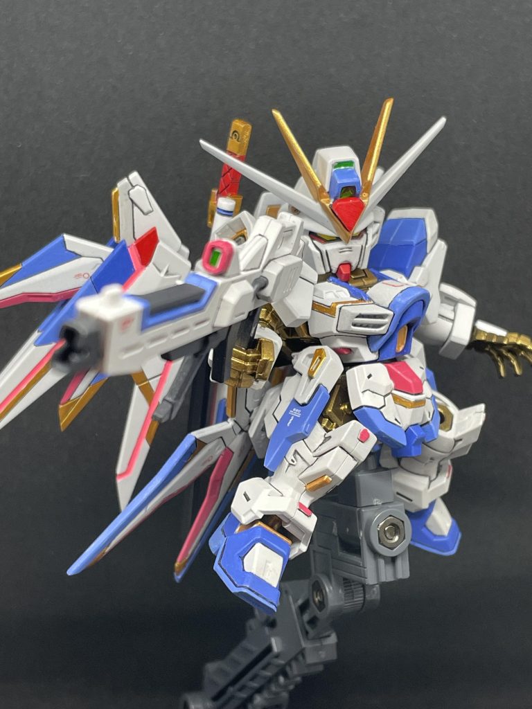 ビームライフルはHGのイモータルジャスティスの物を使用してます。モビリティジョイントの武器は小さすぎたので。