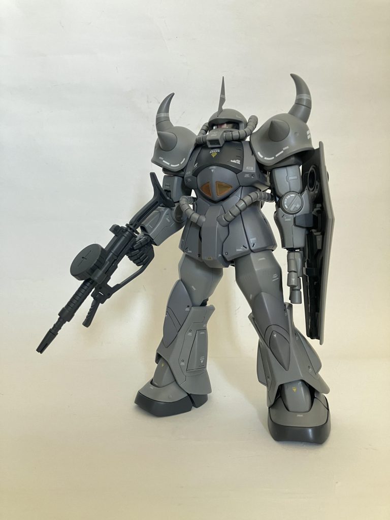 いつも水転写デカールを使ってますが今回初めて付属のマーキングシールを使ってみましたマーキングシールは厚みがあるから使わなかったのですが、いざ使ってみるとどうなるか分からないから試してみました段差を目立たなくするため光沢を3回ほどしてツヤ消ししましたこだわる人ならヤスリで平滑にしてツヤ消しですが、そこまで段差が酷くなかったから短縮しました新めのキットならマーキングシールは薄めだから使っていいかなと思いました♪