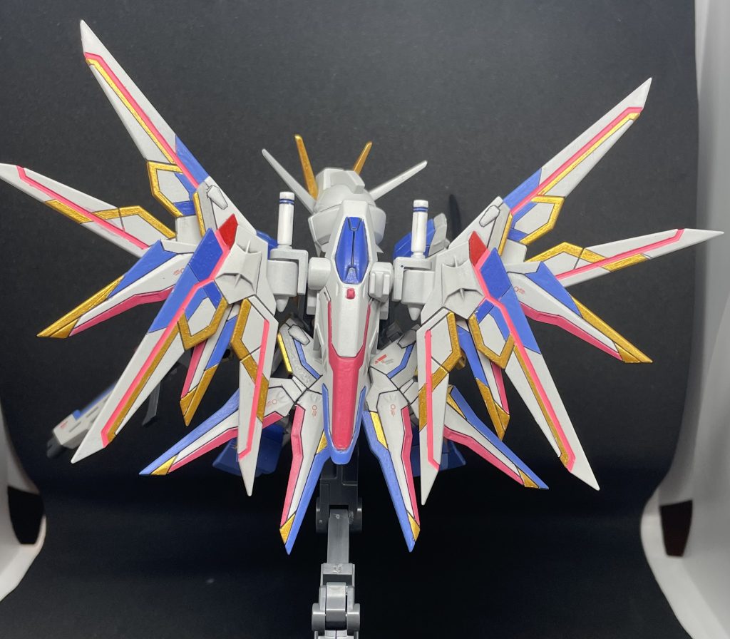 後ろから見るとこう!元の金色のパーツは無くして、代わりに余ってたフリーダムのウイングを取り付けました。リアスカートにも取り付けて、鳥のような派手派手な感じにしました^_^