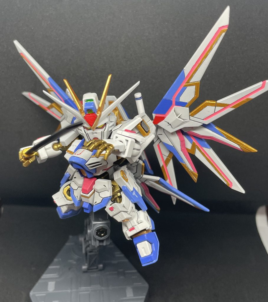 平手はガンダムのEXパーツを拝借。カッコいいですね!額のディスラプターも削って無くしてます。全体的に武装が減って「マイティ」ではなくなったかもしれませんね( ̄∇ ̄)