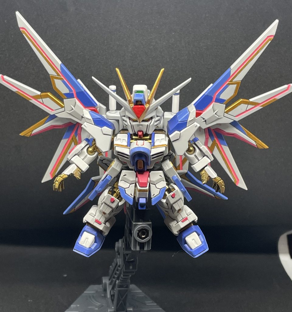 ウイングを広げるとこうなります。とにかくスジ掘りと色分けでごちゃつかせたかったのでこうなりました^_^サイドスカートのサーベルとレールガンはオミットし、ただのサイドスカートと化してます。