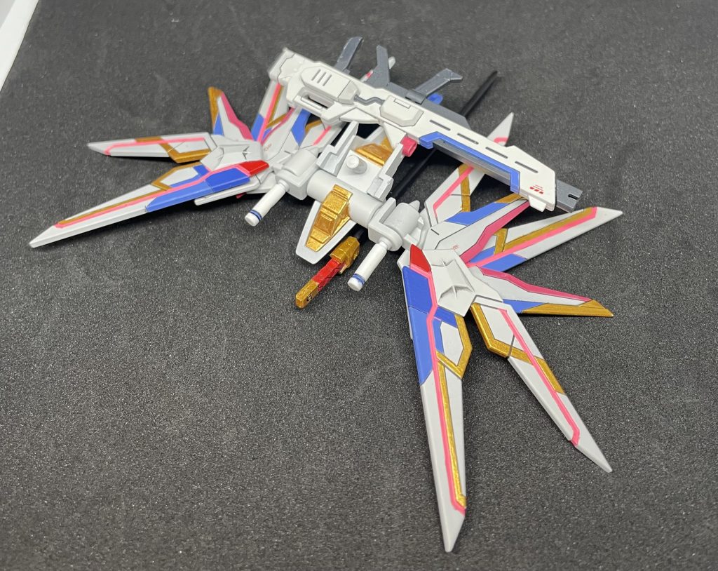 ひっくり返すとこうです。ビームライフル取り付け用のプラ板を接着してます。