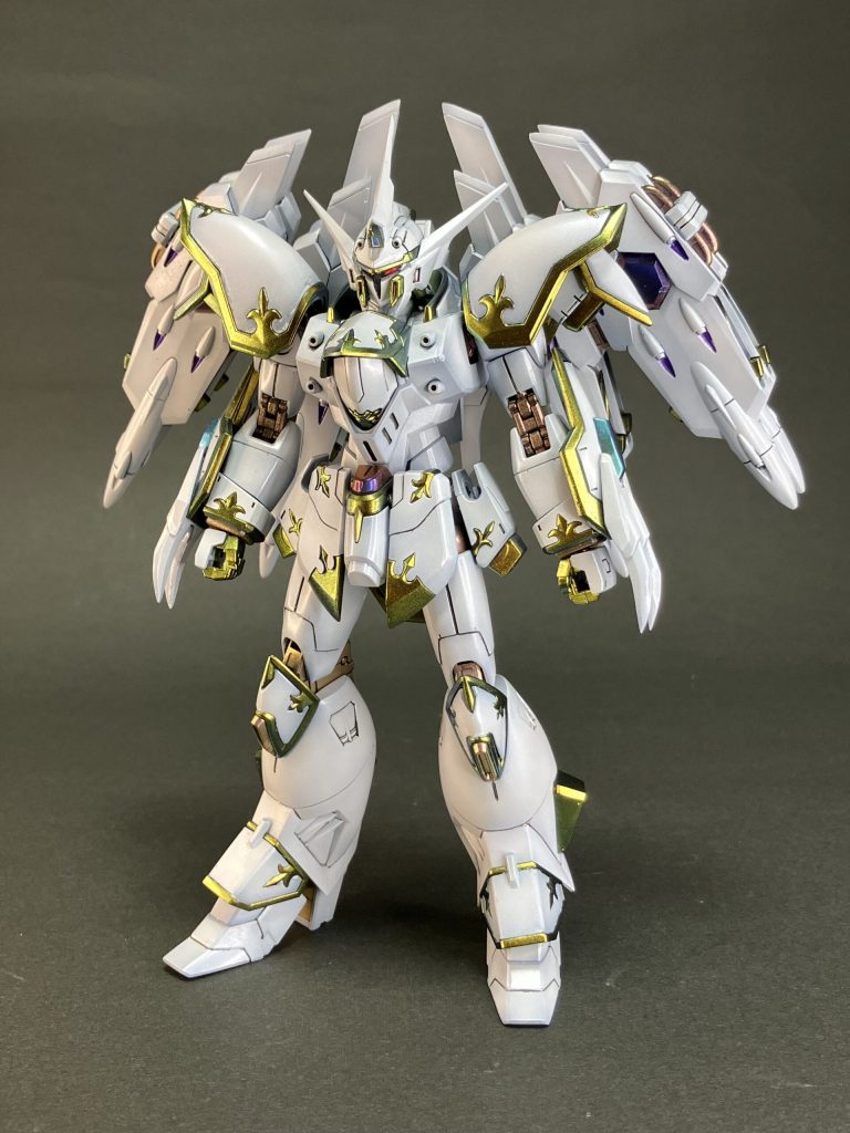 本体は軽めにホワイトグラデーションで塗装した後、パールシルバーをうっすらと吹いています。