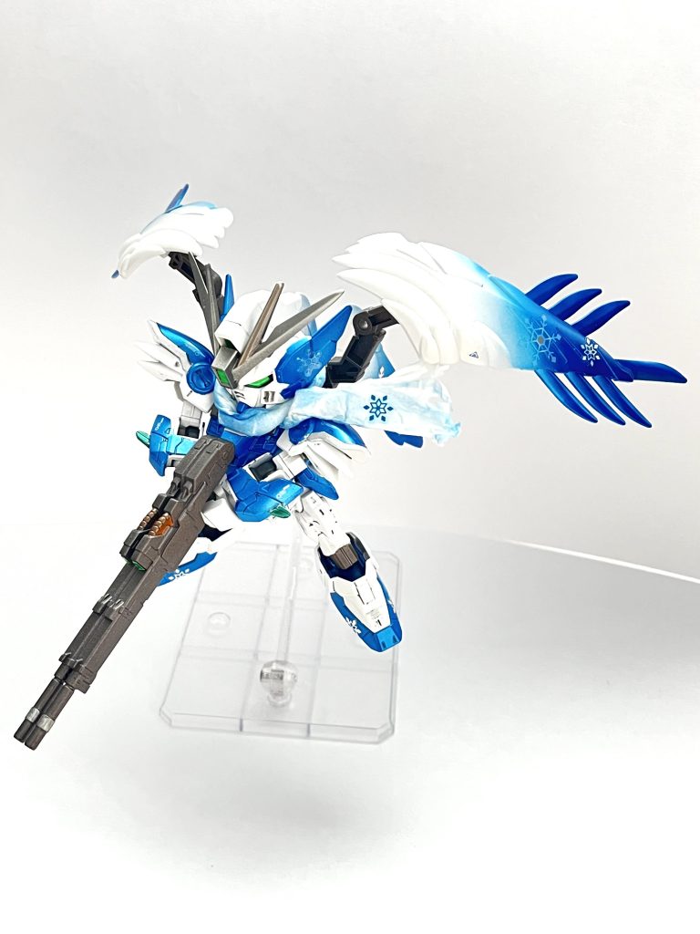 お馴染みのツインバスターライフル分離できるように加工したかったのですが、制作時間の都合上今回は断念背中のバックパックのアームの穴埋めや可動可も本当はやりたかったところ