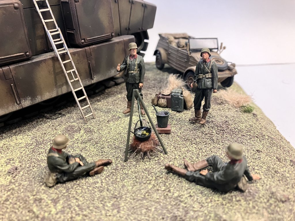 マゼラ・アタックの乗員は2名なのでサポートの4人は車で移動この作品のテーマである休息料理をしてコーヒーを飲んで会話をしている風景になります