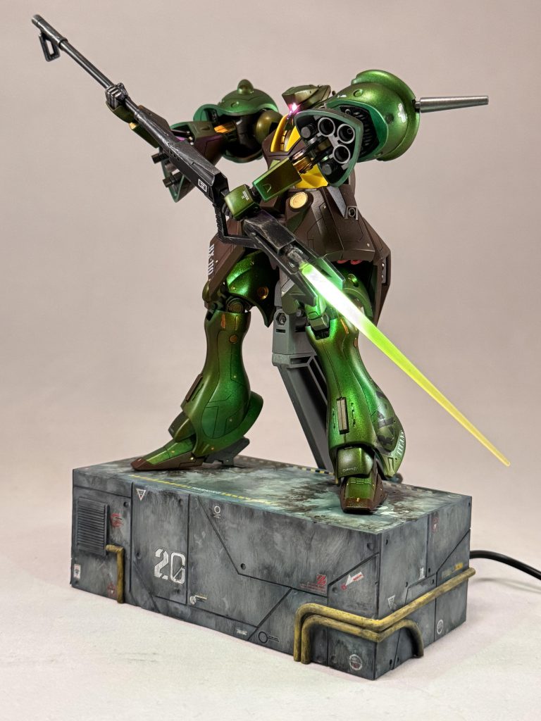 付属スタンドが高かったのでプラ板工作で底上げです