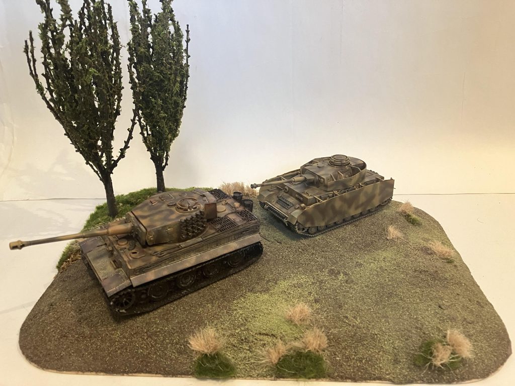 マゼラ・アタックの大きさ比較のために初めて作った戦車模型試しに1/48Ⅳ号戦車H型とティーガーⅠ後期生産型を作り並べてみました48サイズのフリーハンドで迷彩は難しい線が太くなってしまいましたディーガⅠはツィメリットコーティングをポリパテで施しましたちょうど吉本プラモデル部の奥義伝承でやってたから、とても参考になりました( ^ω^ )