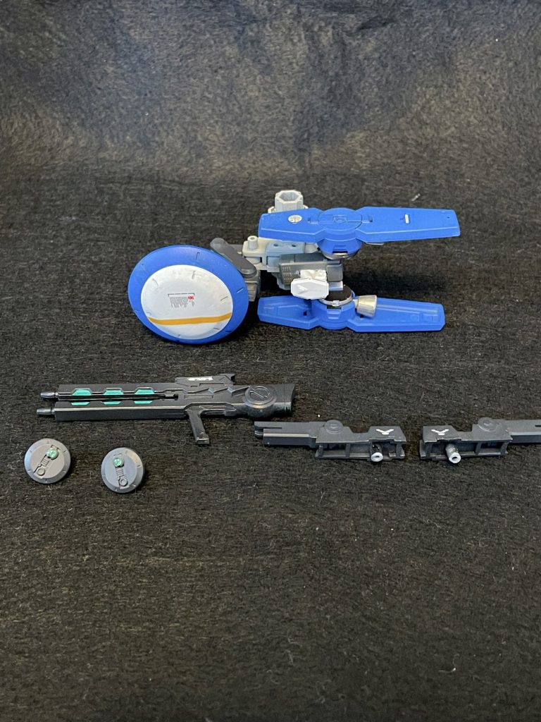 バッテリー機にビームシールドは消費がキツイので大容量バッテリー搭載型シールドと言う設定ですレドーム部分は可動しますストライカーと大層な名前ですが、簡単なジャンクの組み合わせですビルダーズパーツのレドームとか