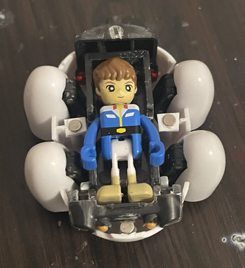 中をくり抜いてアムロを寝そべり収納します。外装を取り外し易くする為に磁石を取り付けました。ご覧いただきありがとうございました。