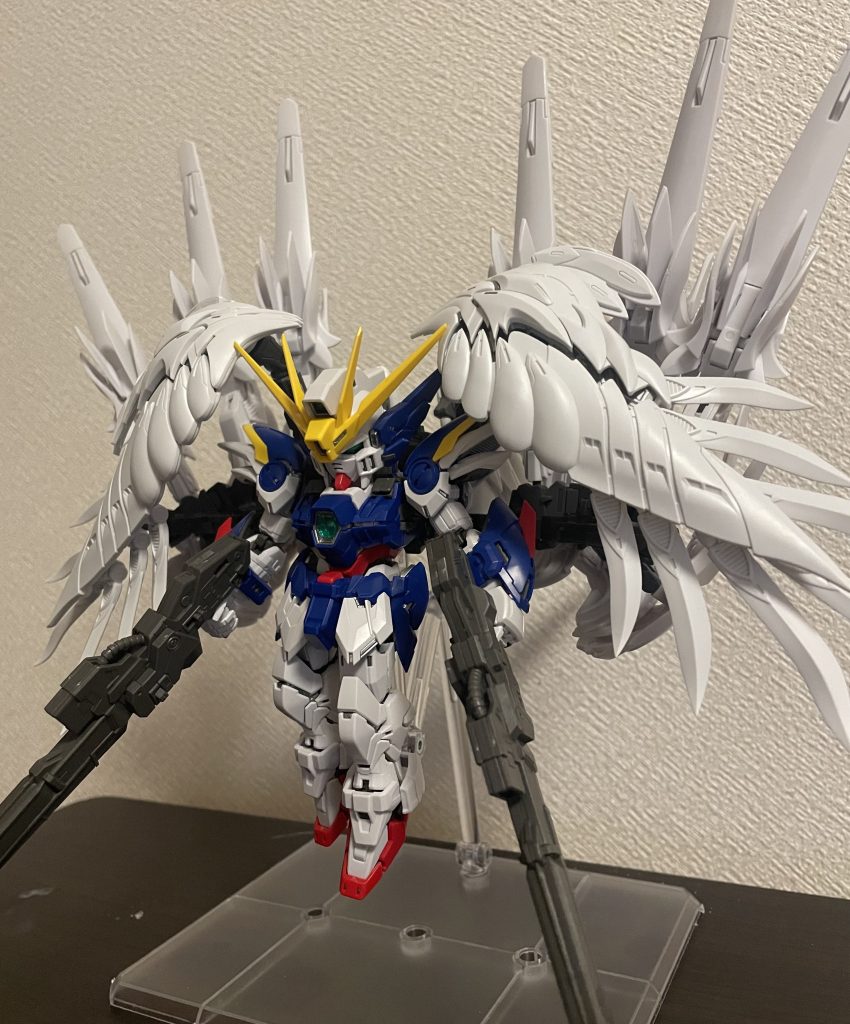 モードアンセムです。ちょっとバランスが難しいですがなんとか上に向けれました！ジャンクだからなのか、あらゆるジョイント部がゆるくて、ノイエツバークの重さに耐えれません。台座も六角ナット式の物ですが、重さに負けて倒れてきます。羽根パーツもポロポロ取れるので一部接着しました。