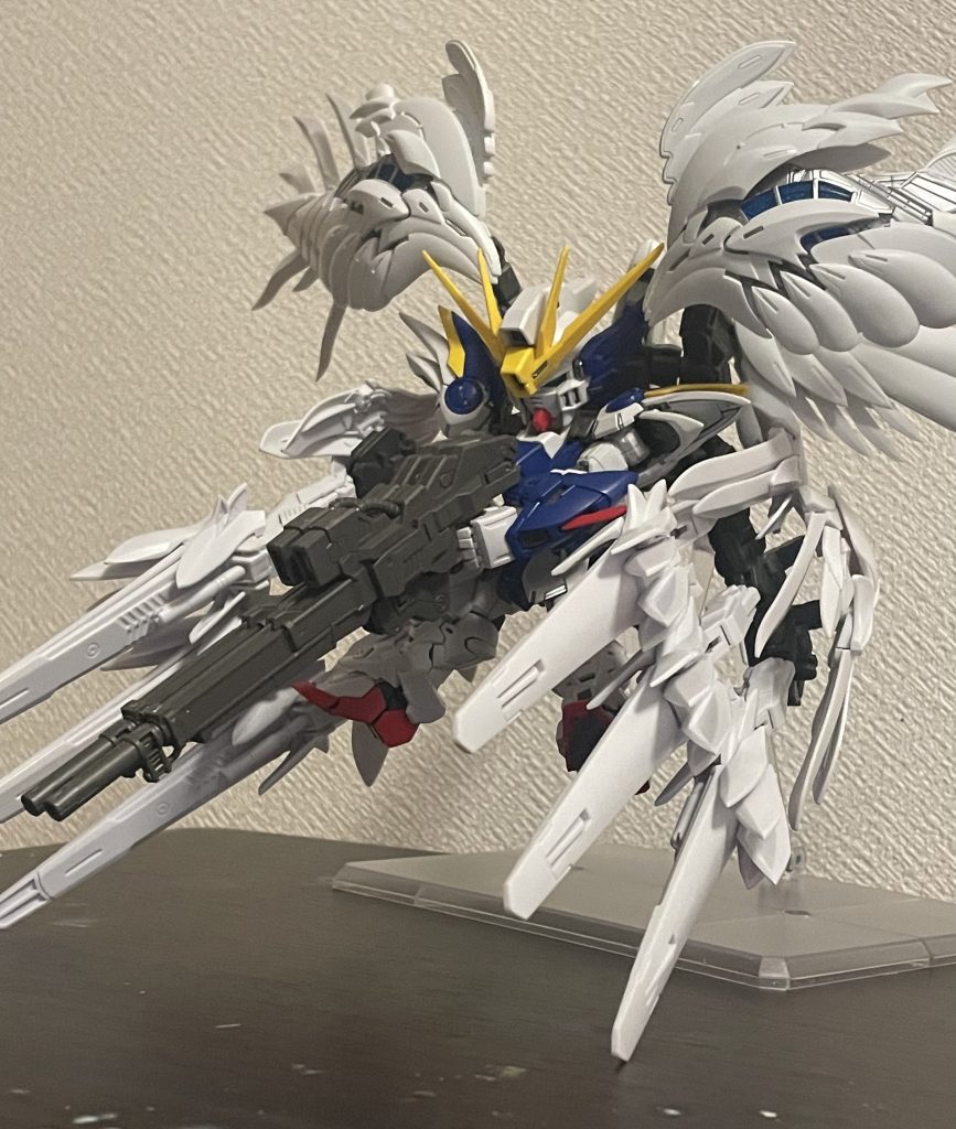 この構えのゼロカスタムを見ると思い出しますねー。『確認する。〜〜　了解した。』のマリーメイアとのやりとりが最高でした。『ウイングゼロの照準はコンマ2ケタまで狂いがありません！』とかなんとか。壊れながらのこの性能。壊れてあれだけ高いとこから落下したのに、大したケガのないヒイロw最高です^_^バスターライフルへのジョイントは再現出来てませんが、これはこれで一斉掃射な感じが良いと思います。