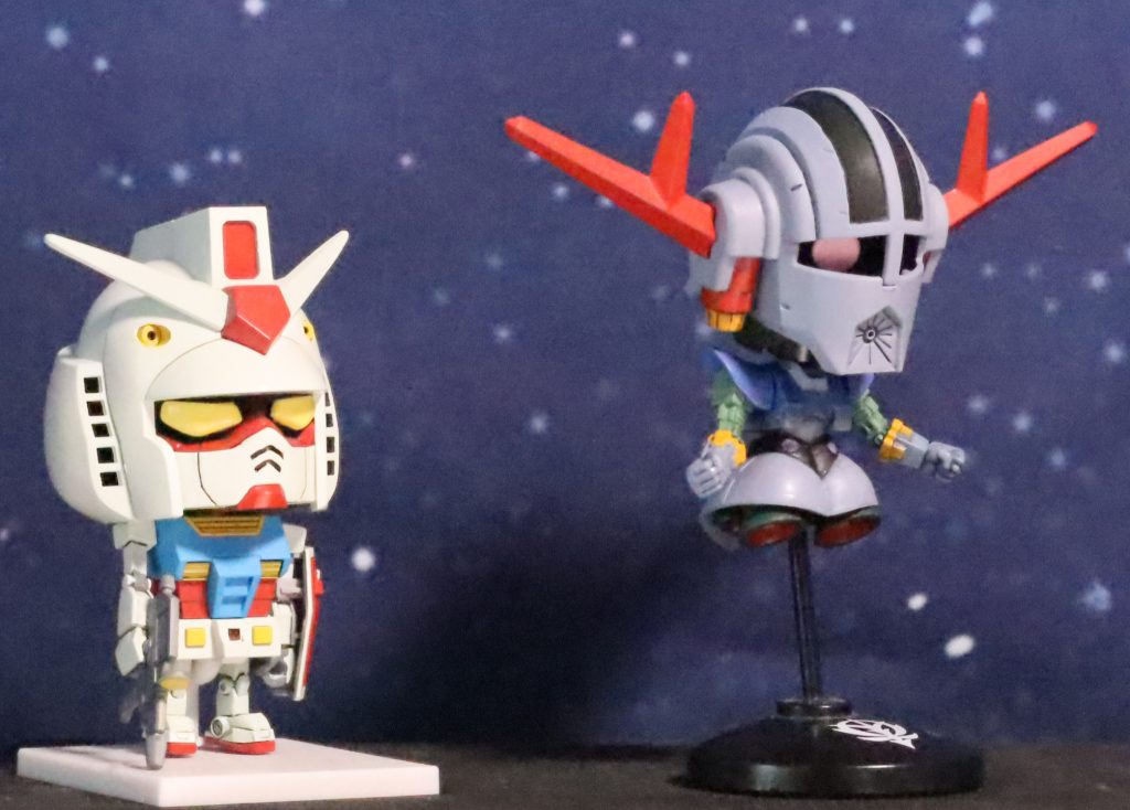 ガンプラくんとツーショット。「ジオプラくん、目つきが怖いのと離れているのでもっとよって～」