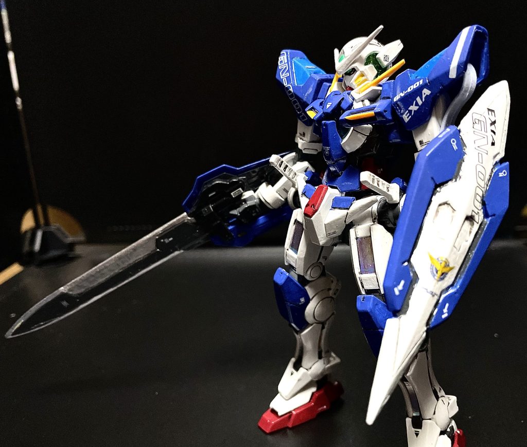 そして、メインのエクシア2007年発売で合わせ目はそれ程ないですが、細かなパーツは多いキットでした。ボディから腕のディテールは細かくフレキシブル。フォルムもスタイル抜群ですが、腰は回る以外の動きができなかったので、ジョイントパーツを変更して腰を1mmほどつめて若干改善してみました。リペアIIIを含めエクシアのバリエーションは豊富で参考例が多かったので、本体カラーは基本カラーに加え、膝、肩を色分けしてみました。拙いスジボリと、筆塗り塗装、墨入れ、純正デカールと余物デカールを追加して、トップコートツヤありでフィニッシュ。スジボリが汚いのと、筆塗りのもったり感が出てしまうのは課題…腰のブレードは保持力が弱いので一枚撮ってすぐ外しました。次はネオジム磁石でパーツ固定に挑んでみたいですね。100均にはお世話になりっぱなしです。NEO GM 