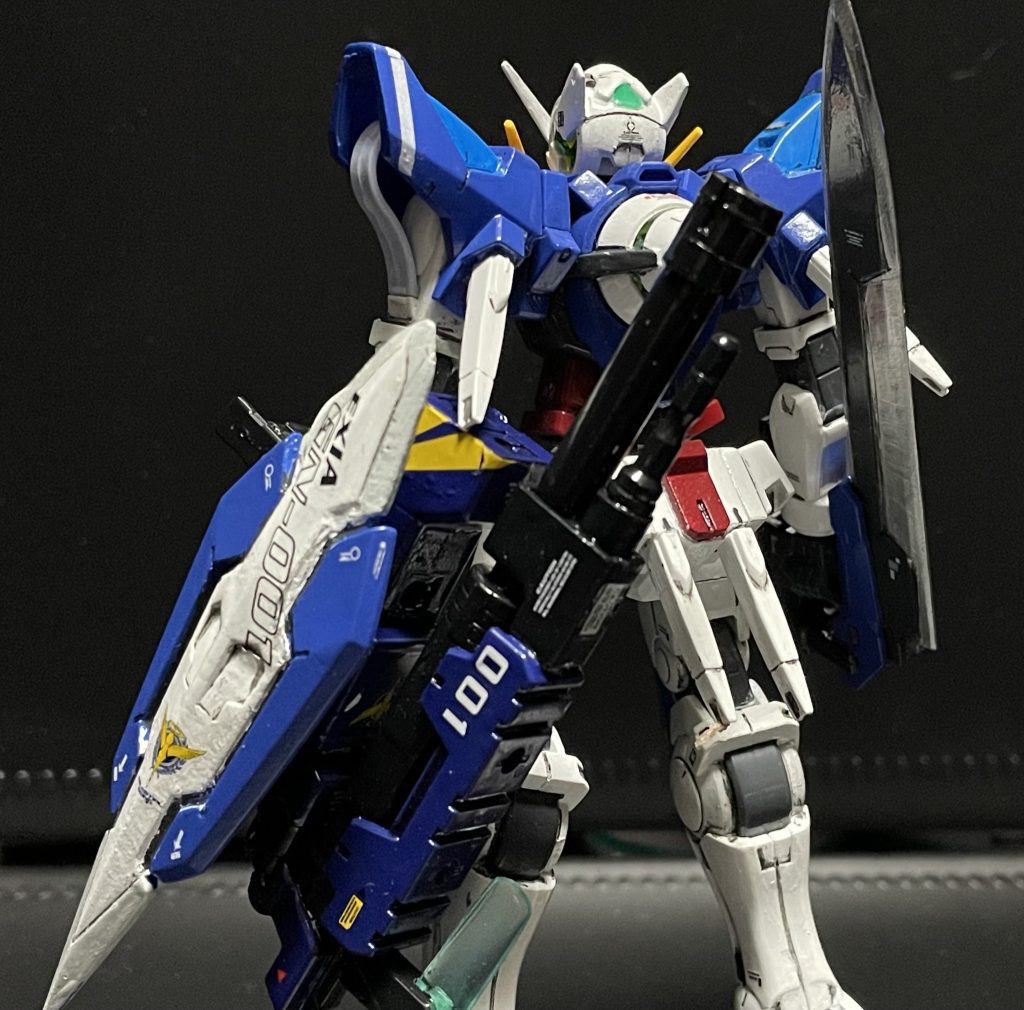 リペアIIIのロングライフルは折り畳める仕様でしたので、折りたたみ機構を邪魔しないように形にするのが最も時間がかかりました。作成時間の半分はロングライフルをあーでもない、こーでもないしている時間でした。ガンプラは買いにくいですが、オプションパーツは買いやすいので助かりますね。