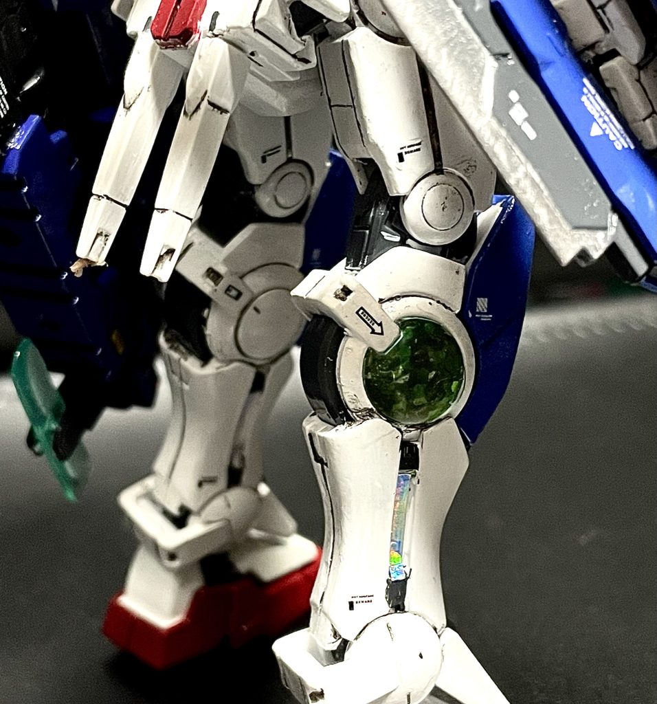 クリアパーツ部分と腕や足の光ってる部分は、塗装スキルでは挑めず、100均の推し活グッズのオーロラシールを貼り付け丸いクリアパーツ部分は、底面にまたもや推し活グッズのグリーンラメのシールを貼り付け、大きいところはクリアパーツの裏からグリーンのレジン、小さなところはレジンだけに変更しましたが、簡単にディテールアップできましたので、次の00シリーズに取り掛かる時があればまた使用して活用したい