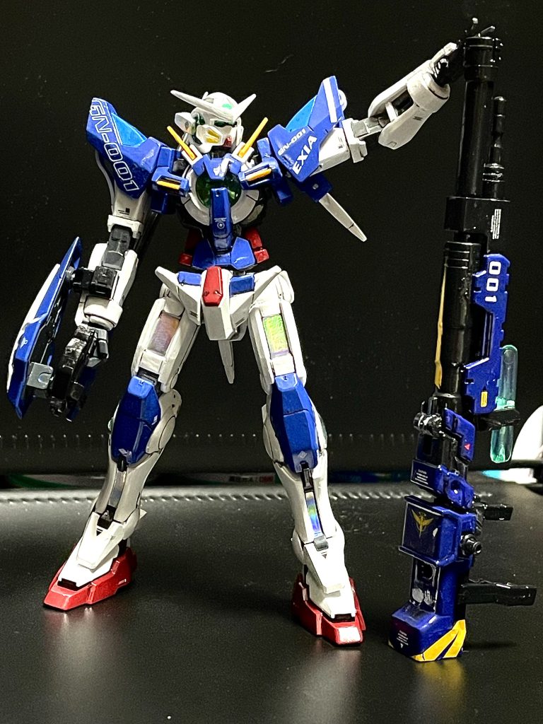 『ロングライフルはやっぱりこう撮りたい！』と思った1枚。エクシアに使用した純正ガンダムデカールが大きくゴテゴテしているので、ロングライフルも負けずにゴテゴテ。 