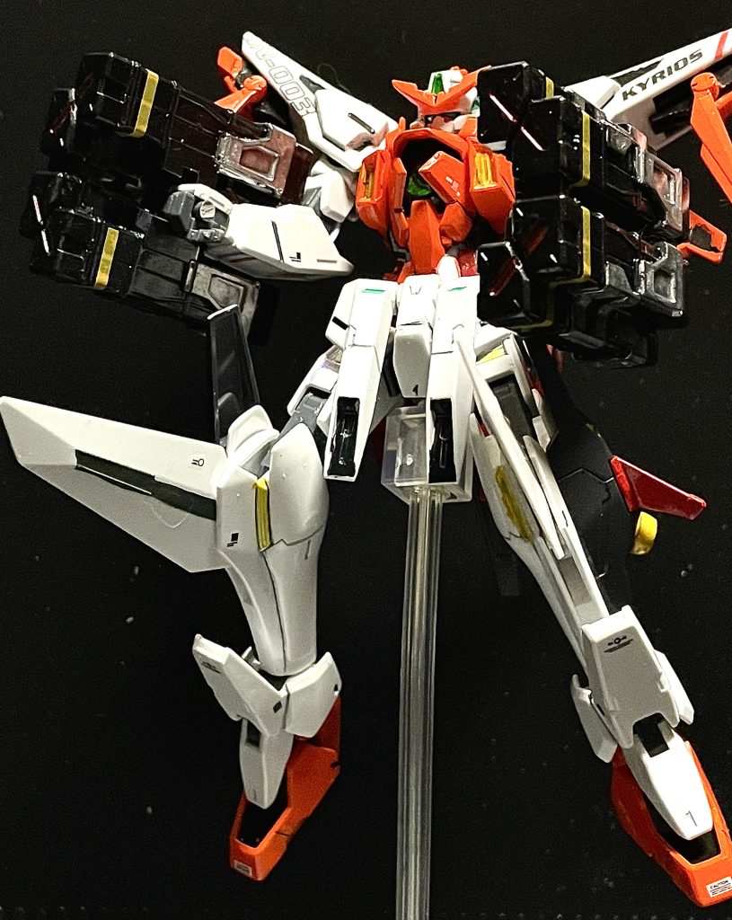 HGにはハンドミサイルユニットが付属していなかったので、M.S.Gの大型ミサイルランチャーの大型の個性をノコギリで半分にカットし両腕に装備可能にして、劇中イメージ。