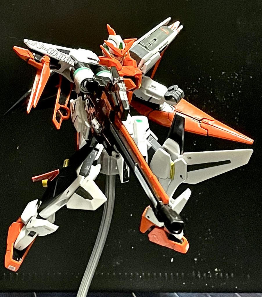 ロングライフルは付属のサブマシンガンに、MGガンダムウイングのライフルを切って貼って作成肩に同じくMGガンダムウイングのクローパーツを付けました。MA形態でもクローパーツがいい仕事をしてくれました。