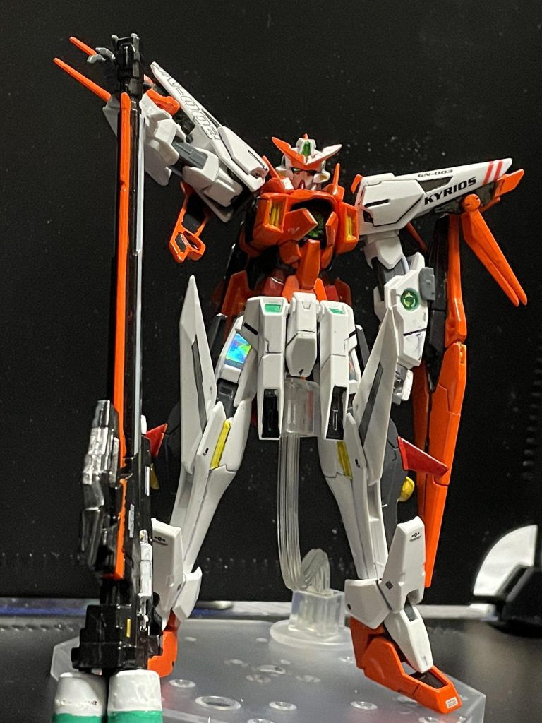 キュリオスMS形態ロングライフルなので、とりあえずこのポーズクリアパーツ部分はラメシートを底に貼り、ラメシートの上に円のシール、その上からブルーのレジンで作成。腕と足のケーブル部分はオーロラシールを貼り付けしています。