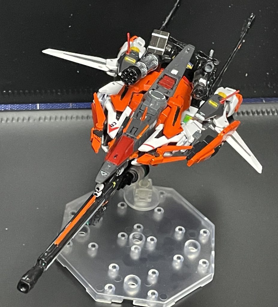 拠点強襲コンテナガトリング、ライフル、背部ミサイルコンテナ2機、腹部ミサイルユニット2機、追加スラスター30mmのバスキーロットのボディとシールドをメインで流用してミキシング作成