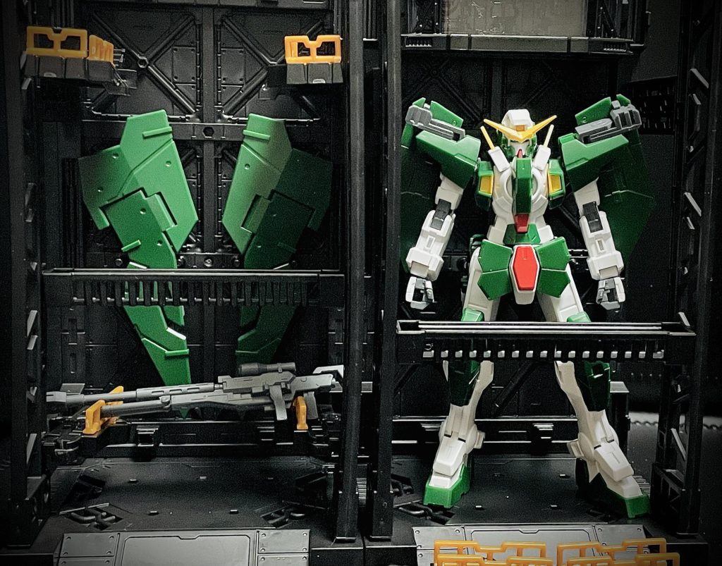 『素組』腰のブースターと薄くて大きいシールドが、華奢な機体とミスマッチに思えてしまいました。