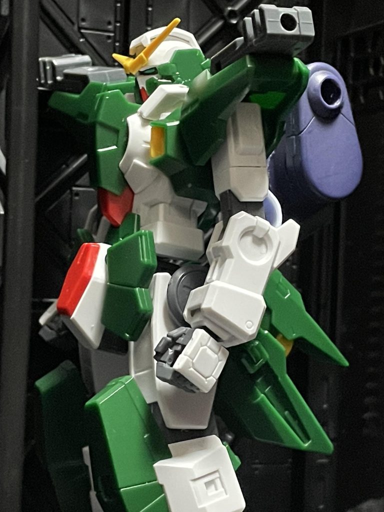 バックパックを背負う事で、腰のブースターの出っ張りを目立たなくしました。ブースターの丸みが他のパーツと合わないため、一部を削りシャープにして、色を塗り分けで角を作成する