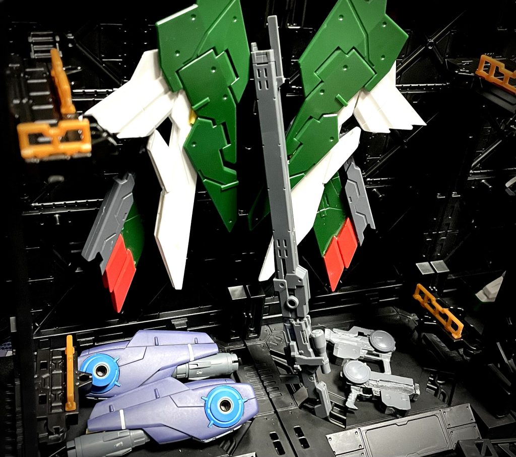 セブンバレットプランMGウイングガンダムのバックパックを流用して羽をイメージしたシールド初期装備のスナイパーライフルの砲身をカットし、市販のライフルの砲身と付け替えたロングスナイパーライフル水星のフライトユニットのブースターの代わりにミサイルの下半分をつけたキャノン陸戦型ジムなどの100mmマシンガンをベースにしてジャンクパーツで作ったハンドガン