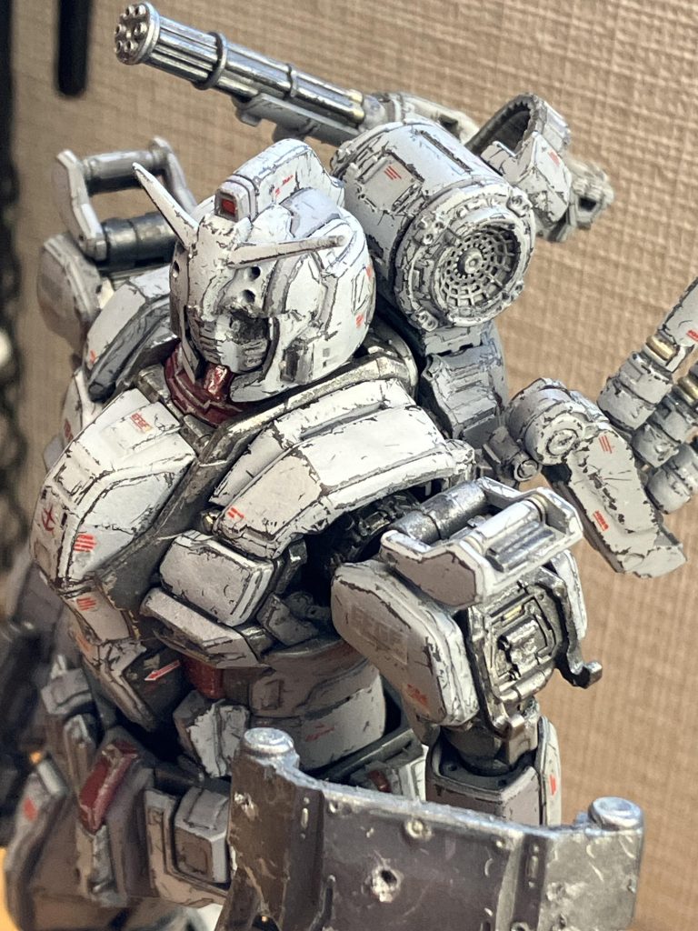 白い機体なので、ホワイトグリントぽくしたい。ベースにグレイなどの機体色の反対色を塗り、シリコンパリアで包んだあと明るめの機体色を吹き、あとはカリカリとナイフで装甲傷を入れました。内外パーツ全てに作業したので夜勤4日がかりでした。普通のガンプラはこの工程は1日です。