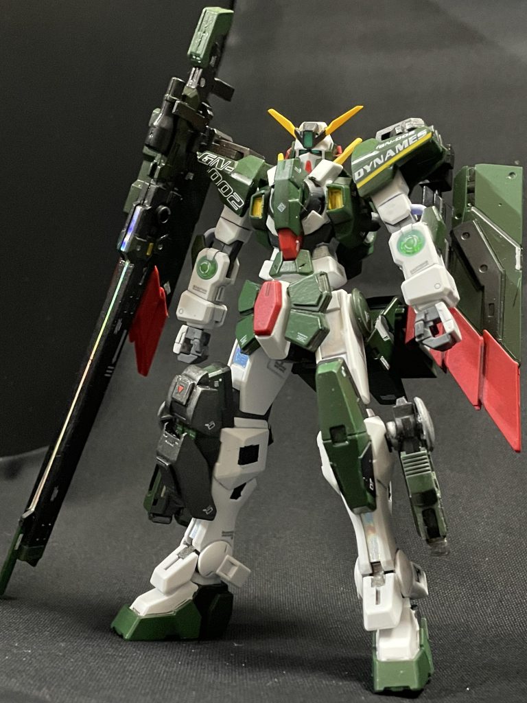 『デュナメス 正面』クリアパーツはホロシールとレジンで作成腰で1mm、足で2mm延長右膝にはスナイプモーション用のアーマー追加デカールは先行作成のエクシアとキュリオスを類似性を持たせて貼り付け