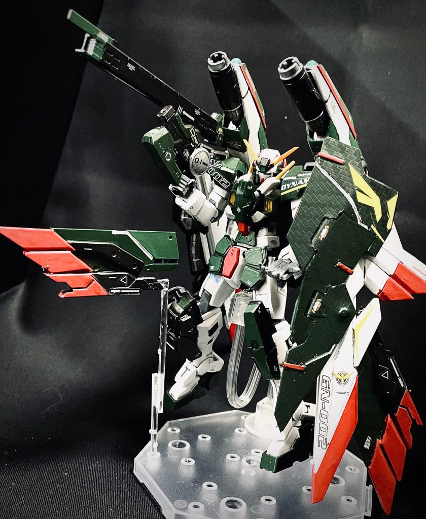 『セブンバレット フルウイングシールド』GNビームピストルは両膝サイドに携行GNシールドビットはフルウイングシールドの一部としてハロの独立運用GNキャノンはバックパックに設置GNロングスナイパーライフルはバックパックと肩ジョイントに設置可能