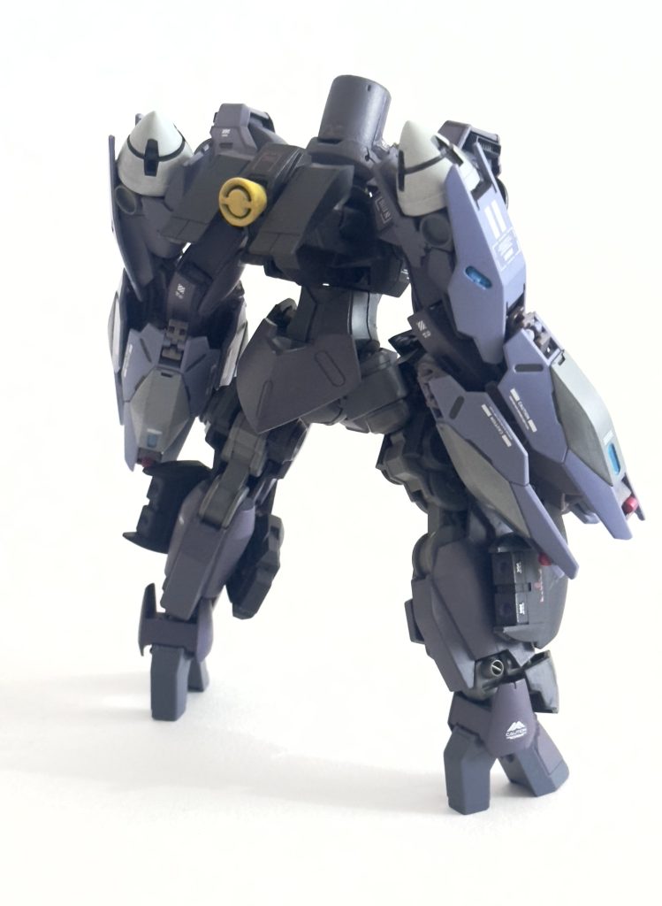 2.バックショット地味なこだわりとして背部バーニアはGNバーニア風に加工しました。今機の代名詞ともいえる両腕部に装備されたブレイザーはGNドライヴを追加しています。