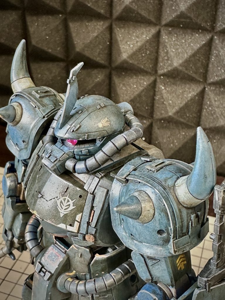 肩にプラ片を無理やり貼ってレクイエムグフカスタムに寄せようとしました、その他各所スジボリなどディテールアップ