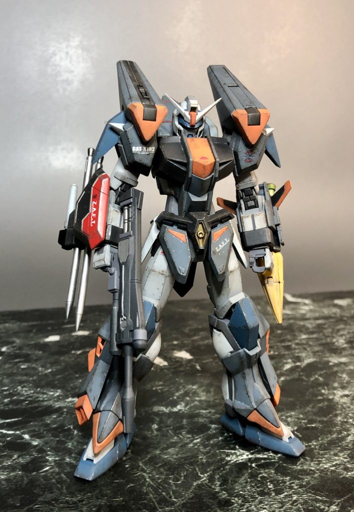 デュエルブリッツガンダム本体は、大幅にスタイル変更。肩アーマーも干渉しないように改造しています。