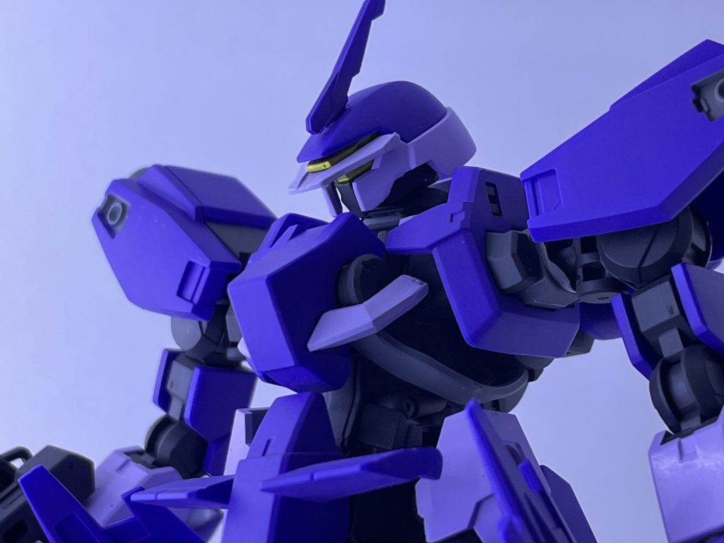 写真だと青っぽくなっていますが、ガイアノーツのバイオレット、薄い紫もバイオレットにホワイトを混ぜ、少しずつ色を調整していき塗装しました。フレームは暗めなグレーで塗装しています。