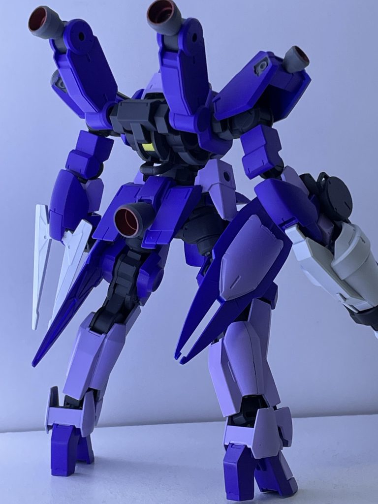 背面スラスター部も塗り分けをしています。