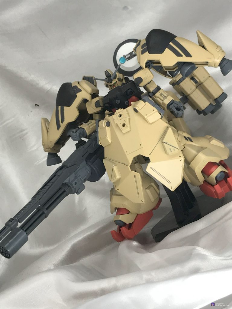 地上を歩けるわけもないので、ホバー移動を考えて作りました。武器はビームスマートガンとガトリングの複合武器。