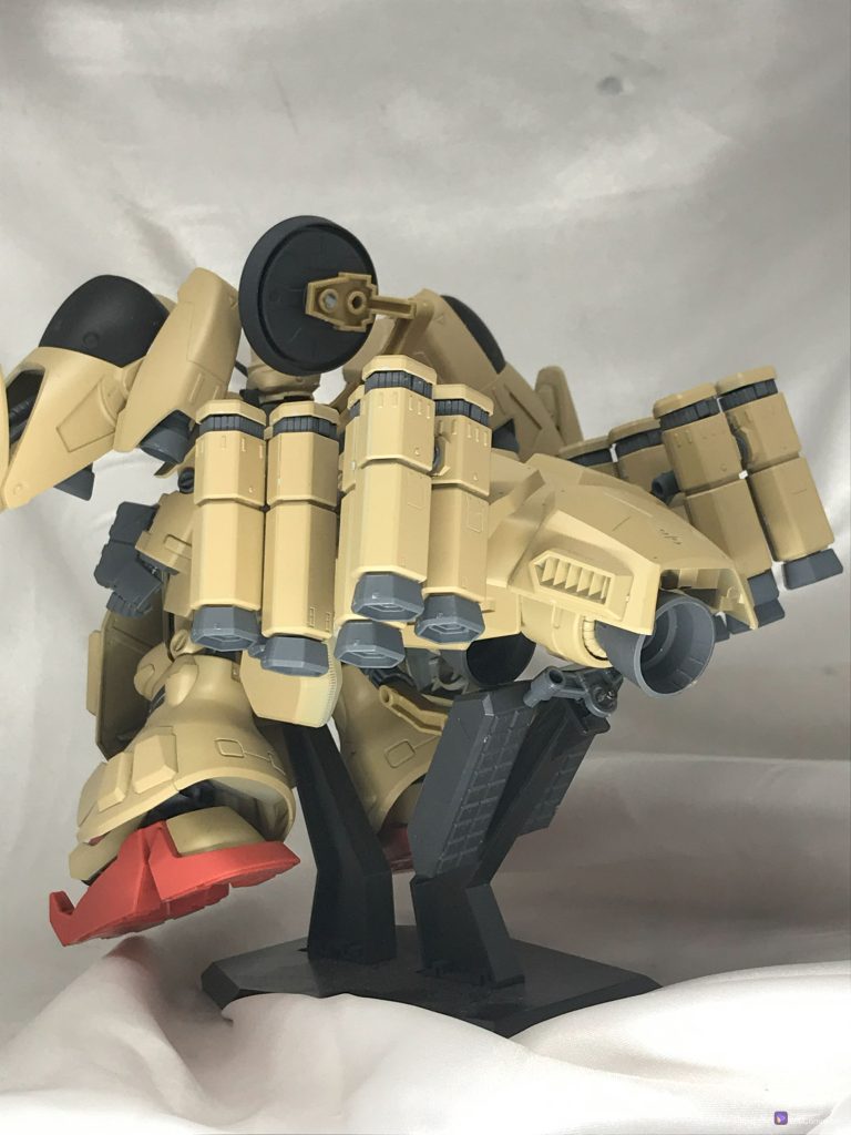 デカい背部。後部にはミサイルポットを積んでます。背中のデカいのはホバーユニットです。