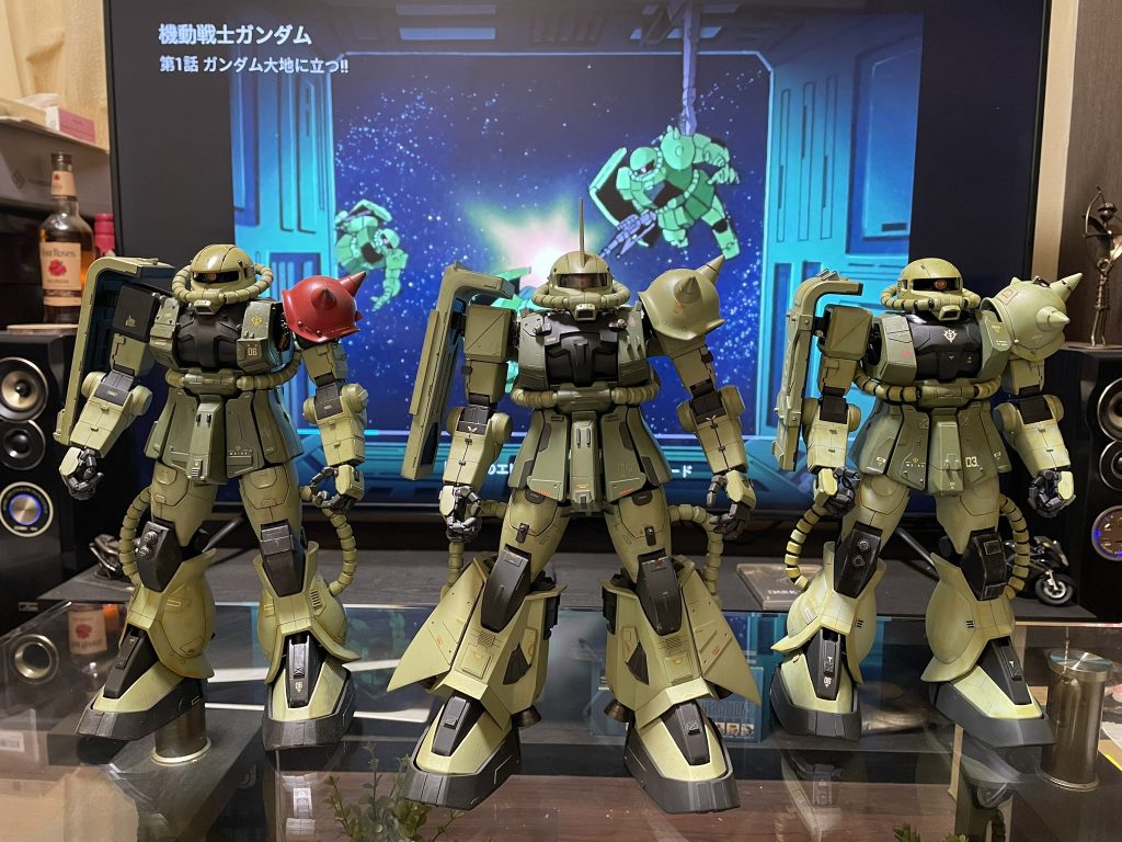 左:ザク(赤肩)/制作期間:6ヶ月中:高機動型ザク/制作期間:3ヶ月右:ザク/制作期間:2年