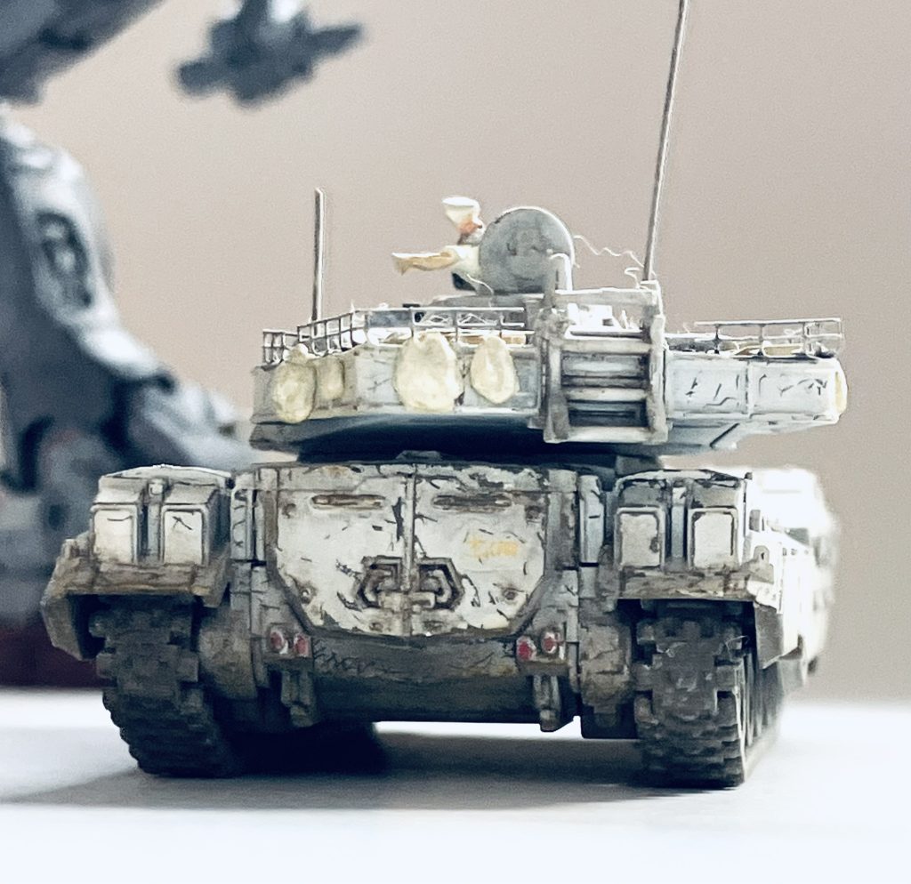 リアハッチのゲート開きそうですね。フロントエンジンだし、初期のメルカバみたいに、後部に兵員も詰めそうです。イスラエルの現場ではメルカバのこの種の機能は、兵員輸送ではなくて、戦闘までは予備の砲弾スペースに使い、戦闘後はこのハッチから空いたスペースに負傷兵(⚪︎体)を回収し帰る。みたいな使い方するそうです。で、余り有意義でないのでマーク3以降はオミットされたと。さて地球連邦では?