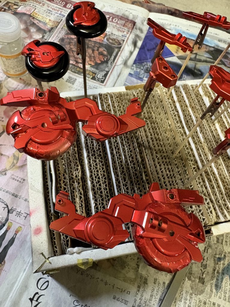 まあこのバイクのキット最大の難点はタイヤパーツが別パーツ化されてなくて一体になってるので超絶マスキングタイム2時間かけて先に塗ったタイヤを全力で隠す！その上で真っ赤っかに塗りました。（キャンディ塗装です）コンパスカッター超便利です。