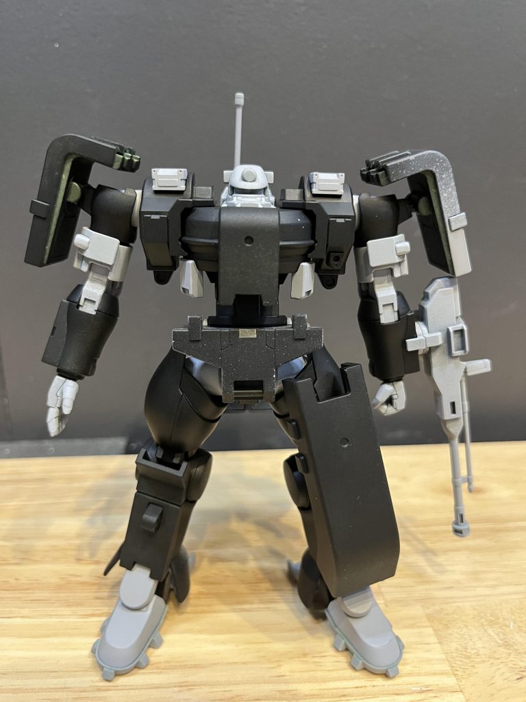 サフ状態。グレーサフがなくなってたので部分的に黒サフで。