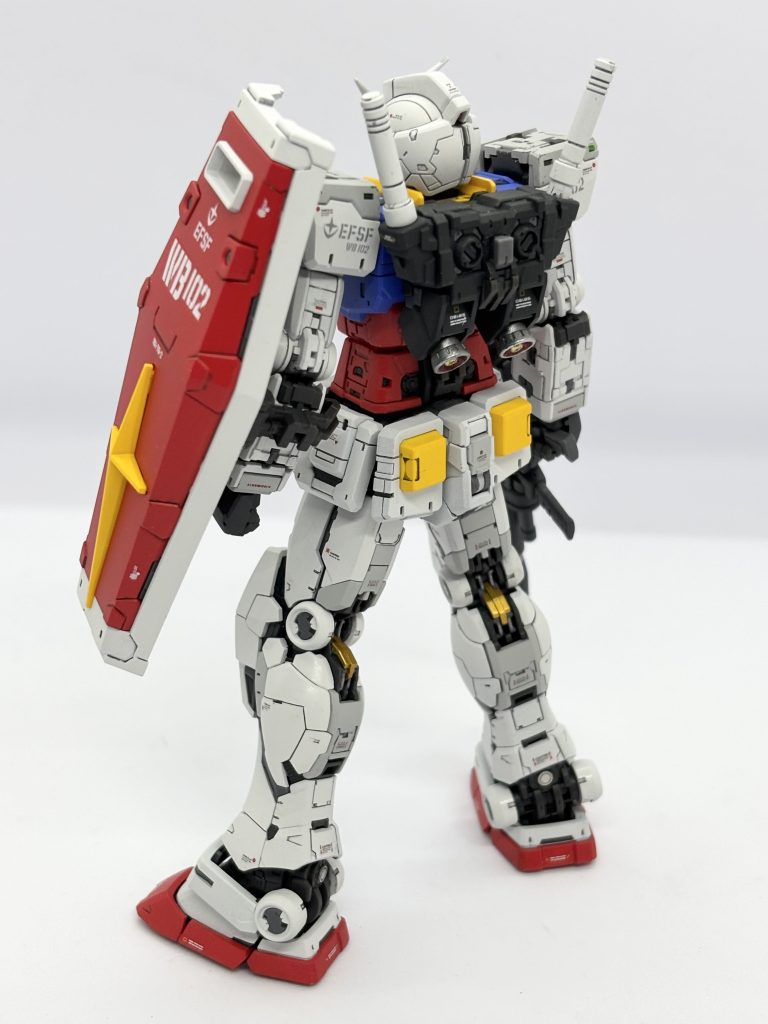 背面ショット。間接部はメタリック色で塗り分け。