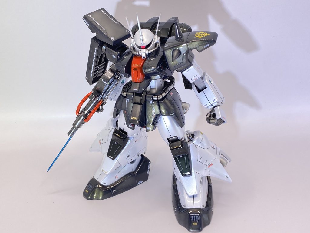 今回は胴体と肩関節を切断してボールジョイントを仕込み可動範囲を広げたくらいです。あとはパチクミ基本工作、キャンディ塗装仕上げです