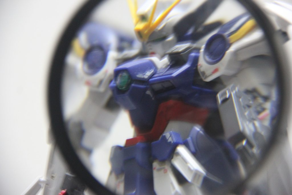 胸部レンズの下部が下にスライド。スカートアーマーも開きます。